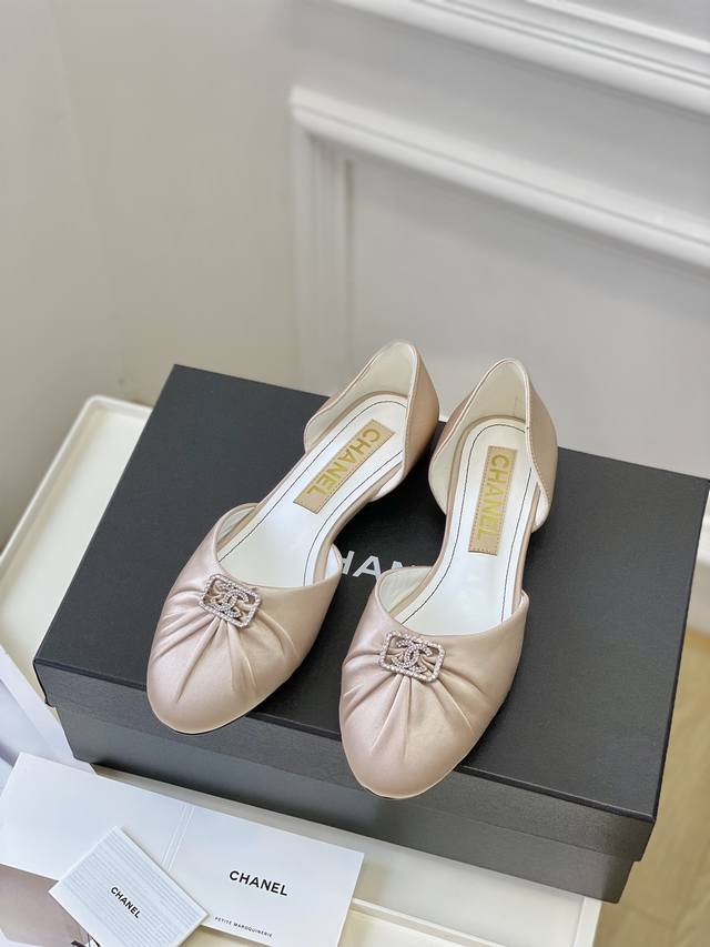 2025Ss Spring/Summer Chanel New Diamond Buckle Hollow Flat Sandals, Embodying El 2025Ss Spring/Summer Chanel New Diamond Buckle Hollow Flat Sandals, Embodying El