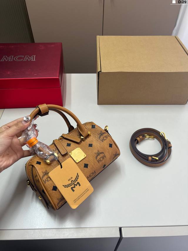 Mcm Boston Pillow Bag Exquisite, Practical And Versatile, Can Be Carried By Hand Mcm Boston Pillow Bag Exquisite, Practical And Versatile, Can Be Carried By Hand