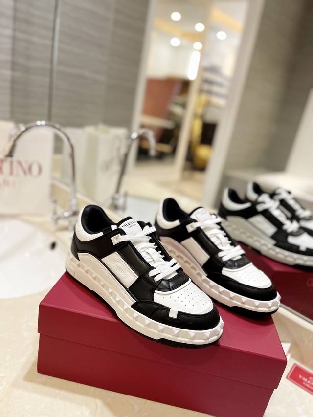 Factory Price: Latest Style, Couple's Style Casual Shoes. Valentino Flagship Sto Factory Price: Latest Style, Couple's Style Casual Shoes. Valentino Flagship Sto