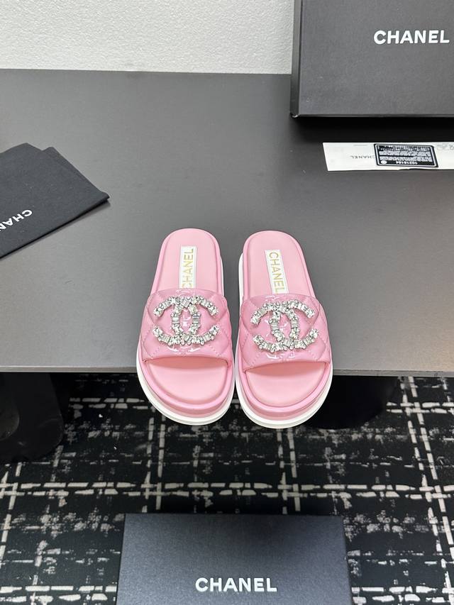 2025Ss Chanel Candy-Colored Flat-Soled Diamond-Studded Thick-Heeled Buckle Sanda 2025Ss Chanel Candy-Colored Flat-Soled Diamond-Studded Thick-Heeled Buckle Sanda