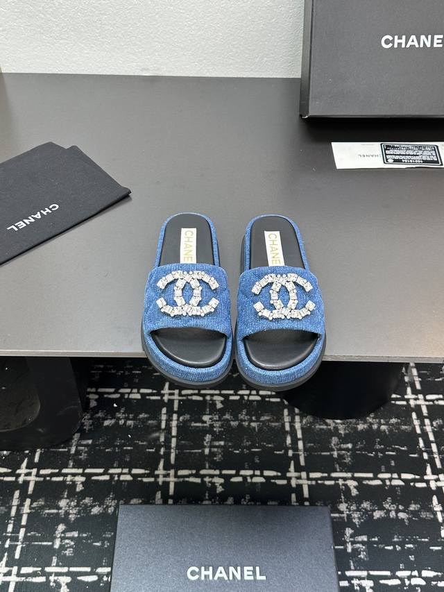 2025Ss Chanel Candy-Colored Flat-Soled Diamond-Studded Thick-Heeled Buckle Sanda 2025Ss Chanel Candy-Colored Flat-Soled Diamond-Studded Thick-Heeled Buckle Sanda