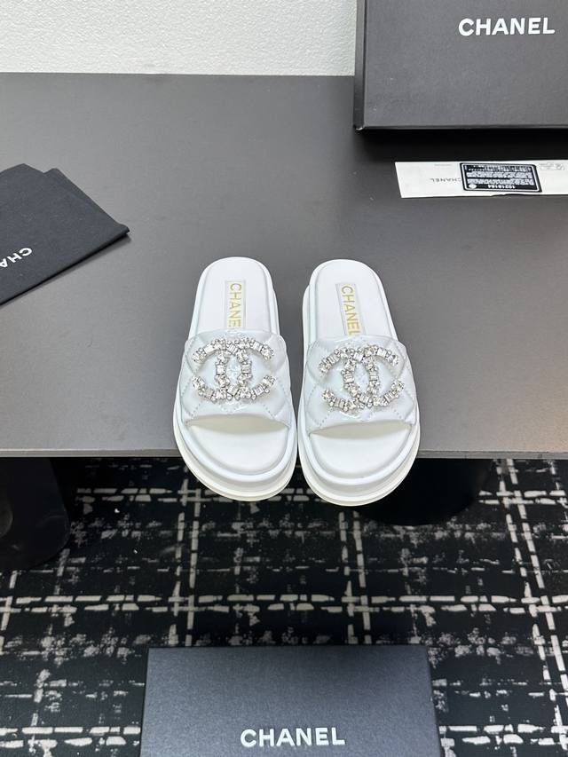 2025Ss Chanel Candy-Colored Flat-Soled Diamond-Studded Thick-Heeled Buckle Sanda 2025Ss Chanel Candy-Colored Flat-Soled Diamond-Studded Thick-Heeled Buckle Sanda