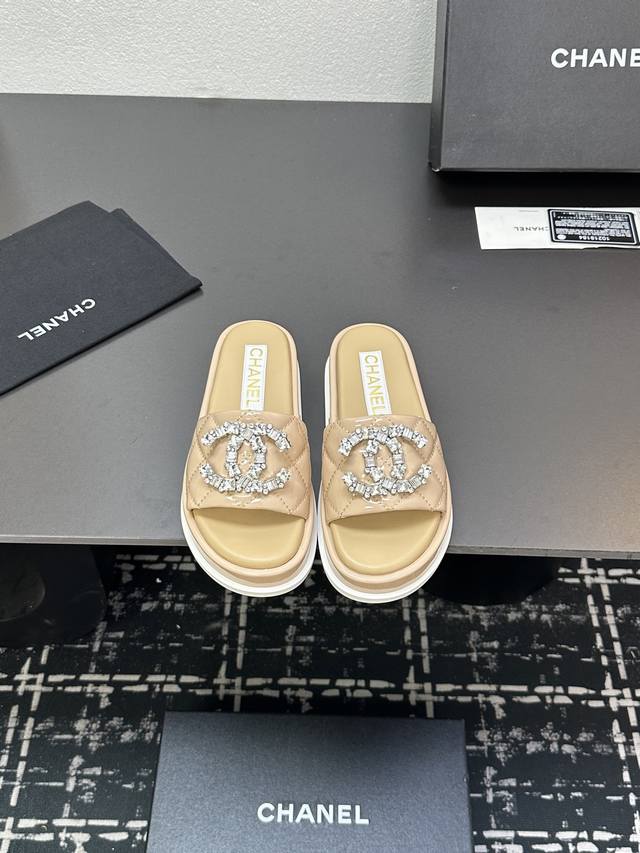 2025Ss Chanel Candy-Colored Flat-Soled Studded Thick-Heeled Buckle Sandals. Vibr 2025Ss Chanel Candy-Colored Flat-Soled Studded Thick-Heeled Buckle Sandals. Vibr