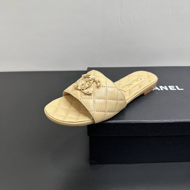 25 The Flattest Spring And Summer Pearl Buckle Diamond Slippers The Counters 25 The Flattest Spring And Summer Pearl Buckle Diamond Slippers The Counters