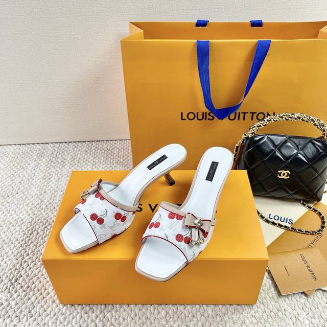 Valentin* s new bow Mary Jane shoes. The bow element is sweet and age-reducing. Valentin* s new bow Mary Jane shoes. The bow element is sweet and age-reducing.