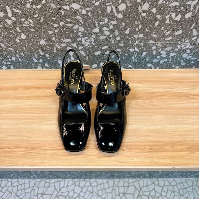 Upgraded version with box Size: 28*13Cm Miumiu bowling briefcase The bag is just Upgraded version with box Size: 28*13Cm Miumiu bowling briefcase The bag is just