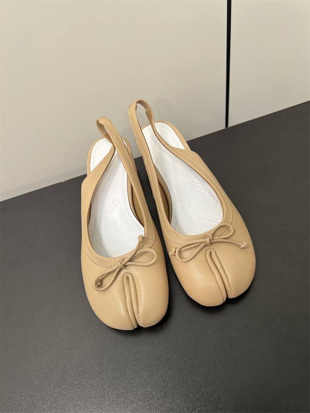 Coach tote bag. Single shoulder crossbody bag. Great for personal use or gifting Coach tote bag. Single shoulder crossbody bag. Great for personal use or gifting