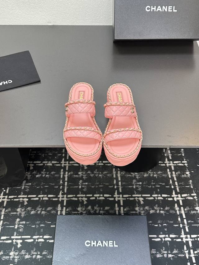 with folding box Coach launches classic series camera bag, futuristic font logo, with folding box Coach launches classic series camera bag, futuristic font logo,