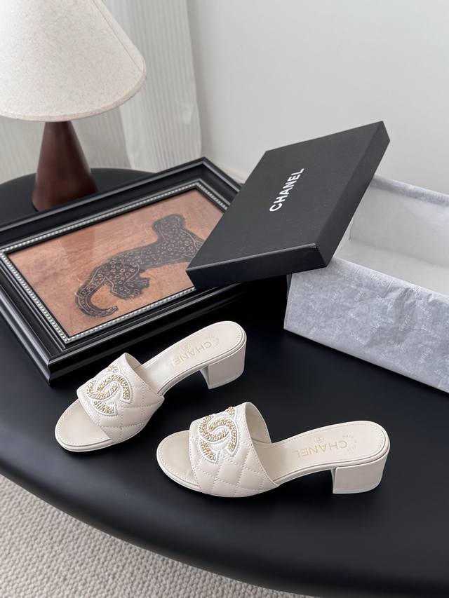 The Pochette Metis handbag is made of Monogram Empreinte leather with a large Mo The Pochette Metis handbag is made of Monogram Empreinte leather with a large Mo