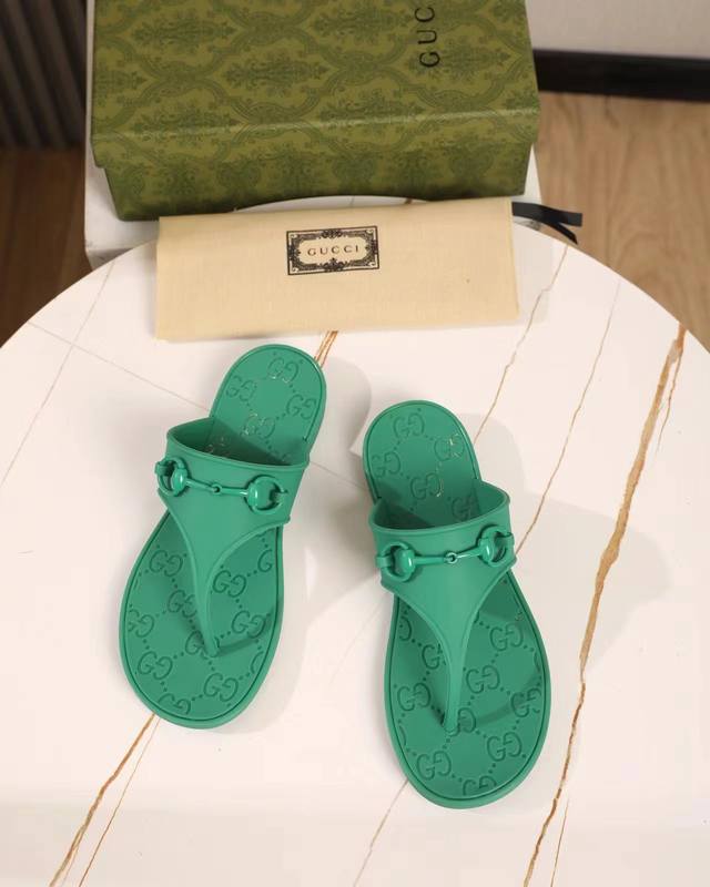 with shiny soles Gucci G's 24Ss summer hit sandals and flip-flops, a must-have s with shiny soles Gucci G's 24Ss summer hit sandals and flip-flops, a must-have s