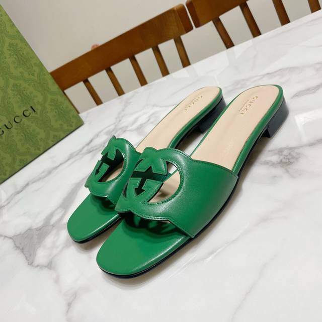 Green Gucci Gucci's latest summer double flat slippers, popular hollow relief de Green Gucci Gucci's latest summer double flat slippers, popular hollow relief de