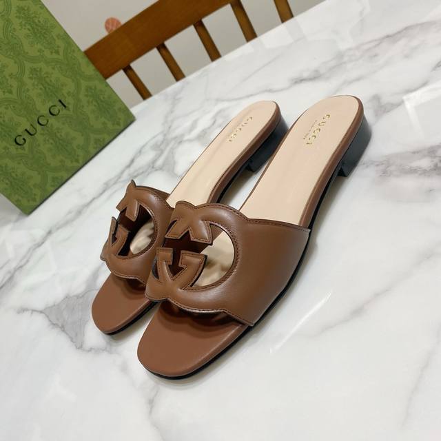 Brown Gucci Gucci's latest summer double flat slippers, popular hollow relief de Brown Gucci Gucci's latest summer double flat slippers, popular hollow relief de