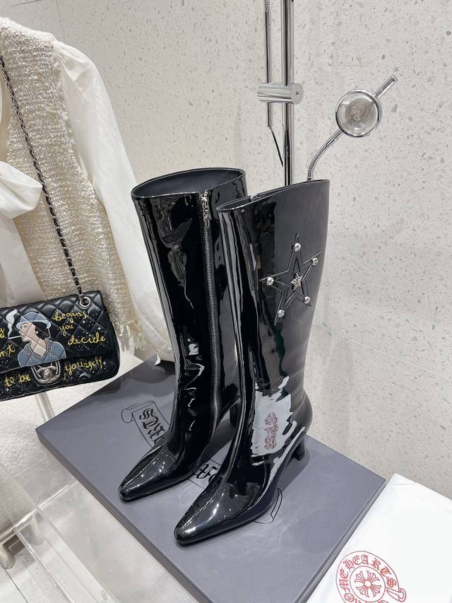 DDD, the new Chrome Hearts round-toe high boots for autumn and winter, are a mus DDD, the new Chrome Hearts round-toe high boots for autumn and winter, are a mus