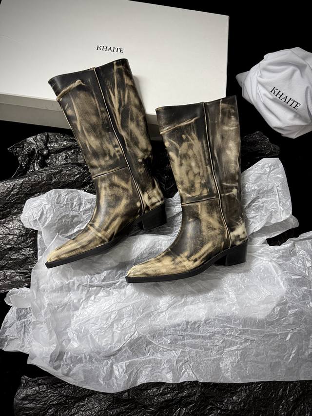 Khait* New boots DDD, put "cool" on your legs. DDD's neat square heel and pointe Khait* New boots DDD, put "cool" on your legs. DDD's neat square heel and pointe