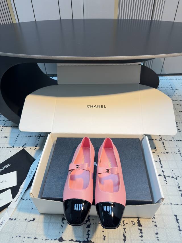 Chanel small square toe bow colorblock Mary Jane shoes Small square toe design Chanel small square toe bow colorblock Mary Jane shoes Small square toe design