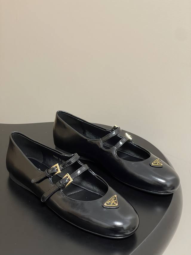 comes with a flight case 25Ss New Prada wrinkled patent leather ballet flats fo comes with a flight case 25Ss New Prada wrinkled patent leather ballet flats fo