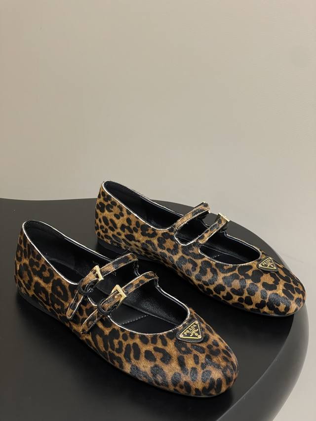 comes with a flight case. 25Ss Prada leopard-print ponyhair Mary Jane ballet fl comes with a flight case. 25Ss Prada leopard-print ponyhair Mary Jane ballet fl