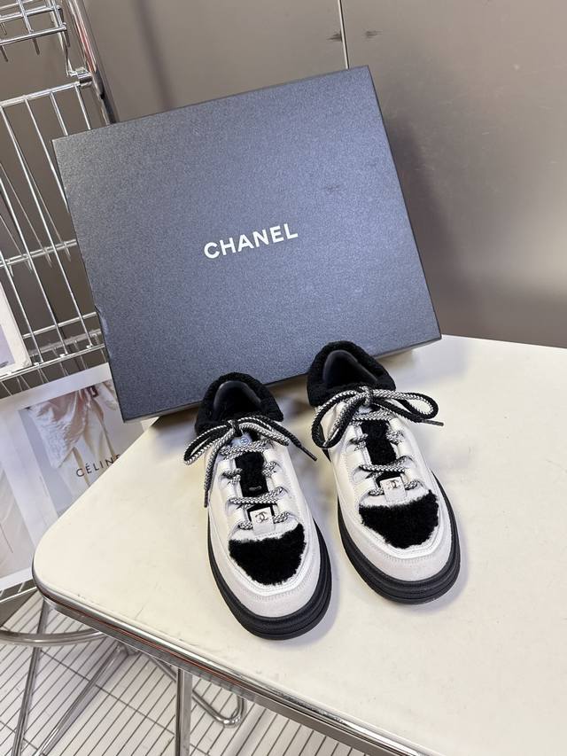 Chanel's latest 25C casual sneakers are custom-made with original molds. They ar Chanel's latest 25C casual sneakers are custom-made with original molds. They ar