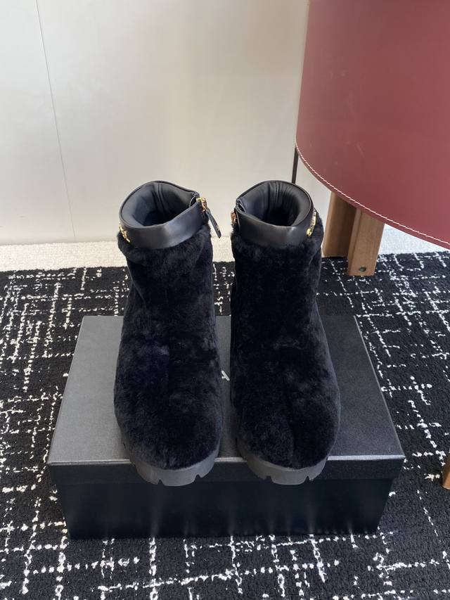 High-quality Chanel Fall/Winter 2025 wool zip-up ankle boots. The unique Western High-quality Chanel Fall/Winter 2025 wool zip-up ankle boots. The unique Western