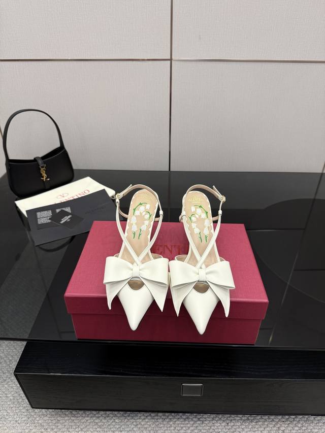 Valentino chunky heeled Mary Jane shoes. Exquisite texture and very versatile. T Valentino chunky heeled Mary Jane shoes. Exquisite texture and very versatile. T