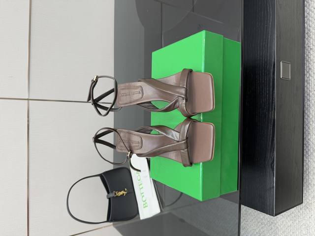 Bottega Veneta's top-of-the-line new arrival. The square toe is both powerful an Bottega Veneta's top-of-the-line new arrival. The square toe is both powerful an