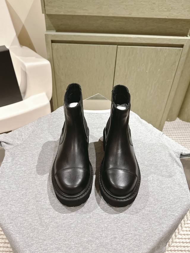 Short/Long 660 224 Chanel patent leather embroidered logo long boots, new arriva Short/Long 660 224 Chanel patent leather embroidered logo long boots, new arriva