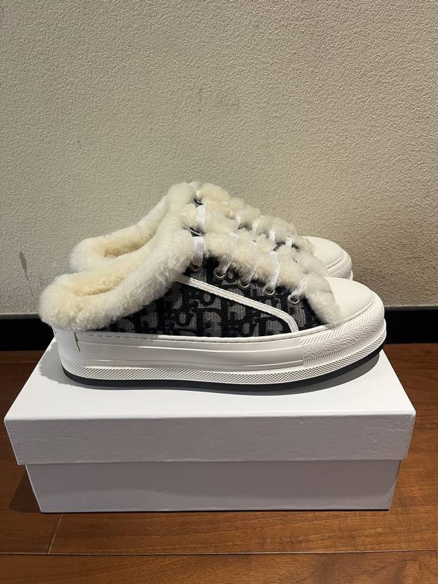 Dior Half-Slipper Genuine Wool Embroidered Fur Slippers are now available! Dior Dior Half-Slipper Genuine Wool Embroidered Fur Slippers are now available! Dior