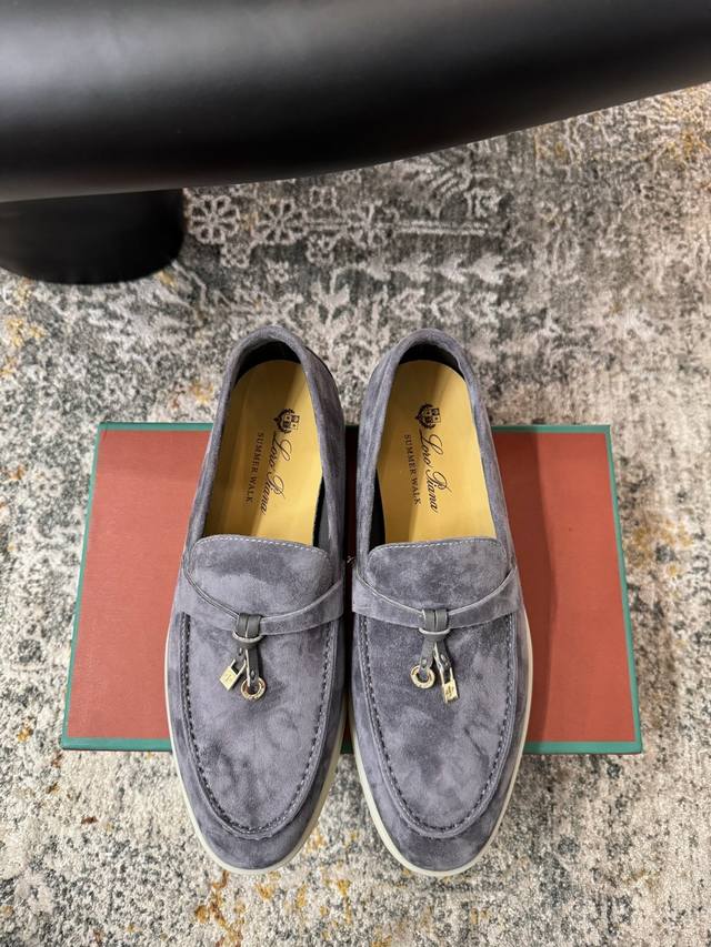 Classic Style Material: Suede Lining: Sheepskin Sole: Rubber Elegant style crea Classic Style Material: Suede Lining: Sheepskin Sole: Rubber Elegant style crea