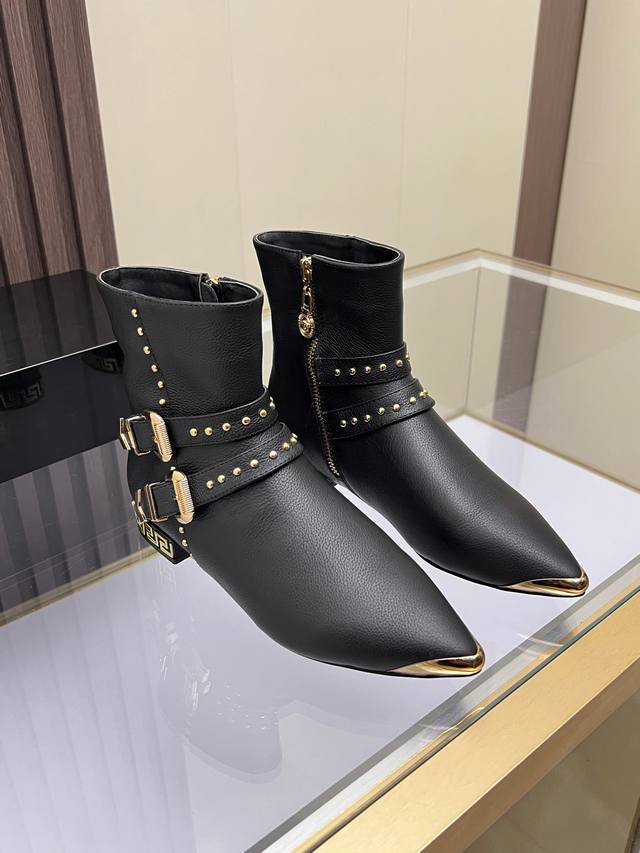 Sizes: 35-41, size 42 available upon request. Versace New Flat Heel Fashionable Sizes: 35-41, size 42 available upon request. Versace New Flat Heel Fashionable