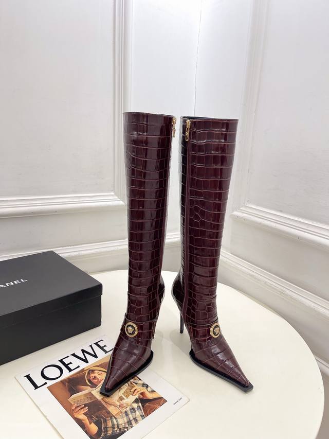 Versace 2025 Fall/Winter Runway Same Style Crocodile Pattern Pointed Toe High-He Versace 2025 Fall/Winter Runway Same Style Crocodile Pattern Pointed Toe High-He