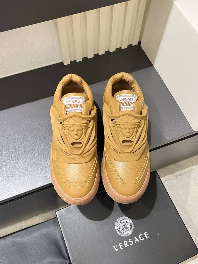 Versace Odissea: A spaceship-themed shoe with a strong artistic feel. The entire Versace Odissea: A spaceship-themed shoe with a strong artistic feel. The entire