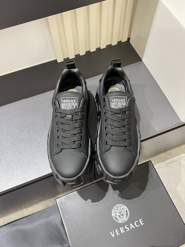 Versace Odissea Men's Spaceship Shoes with a strong artistic feel. The entire sh Versace Odissea Men's Spaceship Shoes with a strong artistic feel. The entire sh