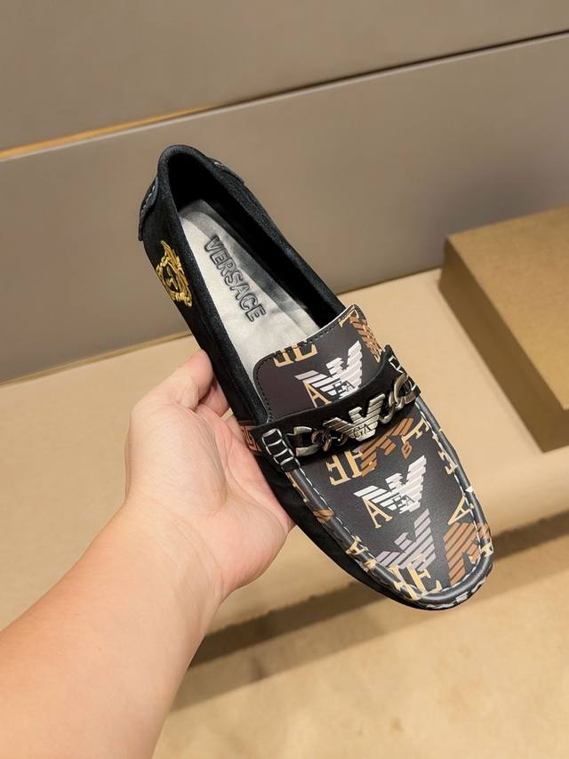 Armani and Versace collaboration series. The upper is made of top-grain cowhide Armani and Versace collaboration series. The upper is made of top-grain cowhide