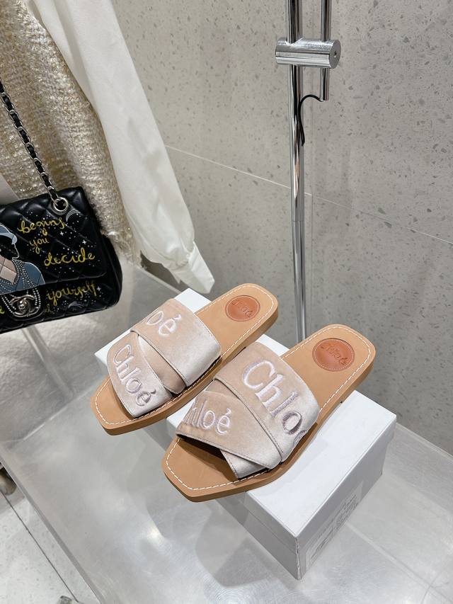 Chloe's latest cross-strap Roman sandals DDD Letter cross-strap flat sandals, a Chloe's latest cross-strap Roman sandals DDD Letter cross-strap flat sandals, a