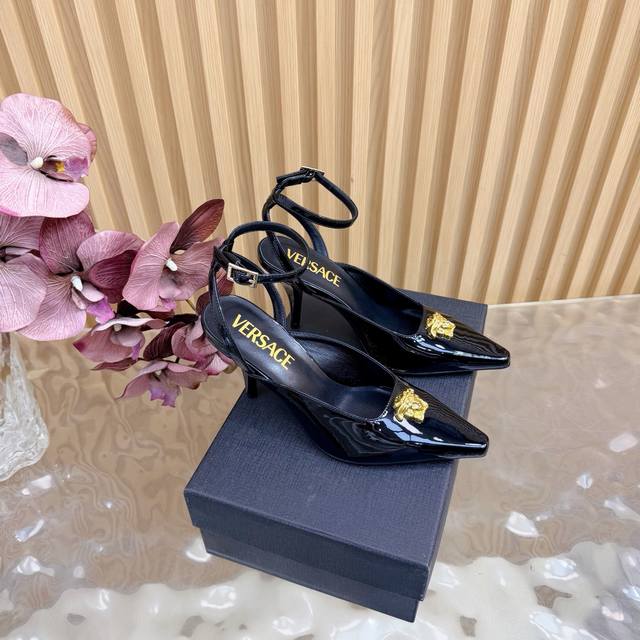 Versace Gianni Ribbon Medusa Bow High Heels. The front is adorned with a Medusa Versace Gianni Ribbon Medusa Bow High Heels. The front is adorned with a Medusa
