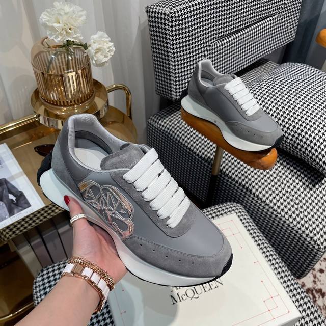 Alexander McQueen's latest style DDD Maintaining high-end quality, clean and cr Alexander McQueen's latest style DDD Maintaining high-end quality, clean and cr