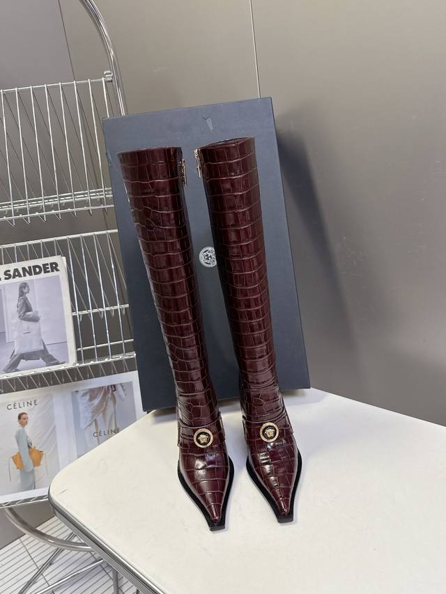 Versace Fall/Winter Newest Stiletto Heeled Boots DDD These knee-high boots are m Versace Fall/Winter Newest Stiletto Heeled Boots DDD These knee-high boots are m