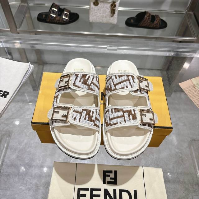 Fendi's latest hot-selling double-strap flat sandals, featuring Ff decorative bu Fendi's latest hot-selling double-strap flat sandals, featuring Ff decorative bu