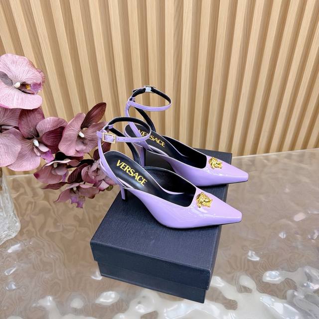 Versace Gianni Ribbon Medusa Bow High Heels. The front is adorned with a Medusa Versace Gianni Ribbon Medusa Bow High Heels. The front is adorned with a Medusa