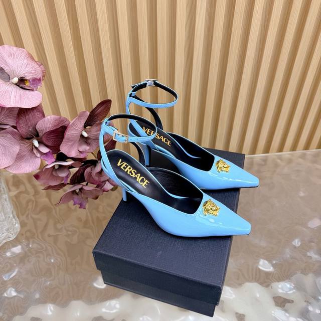 Versace Gianni Ribbon Medusa Bow High Heels. The front is adorned with a Medusa Versace Gianni Ribbon Medusa Bow High Heels. The front is adorned with a Medusa