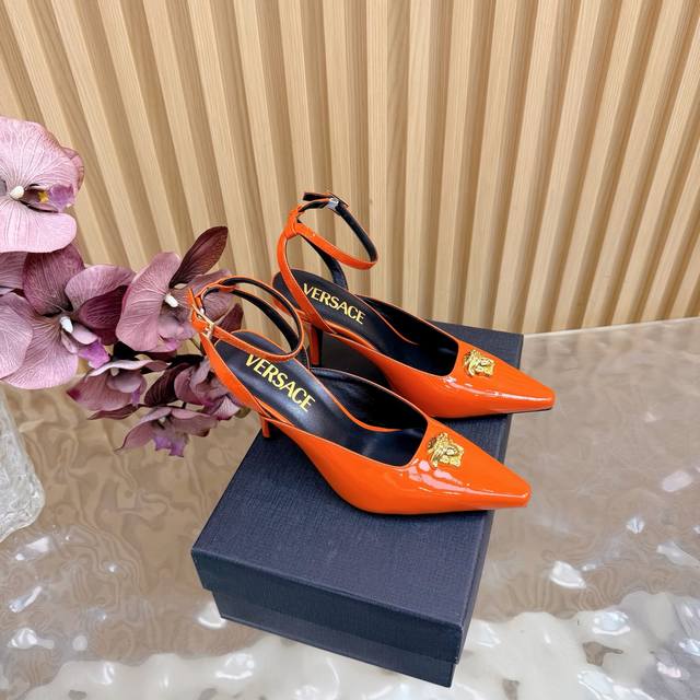 Versace Gianni Ribbon Medusa Bow High Heels. The front is adorned with a Medusa Versace Gianni Ribbon Medusa Bow High Heels. The front is adorned with a Medusa