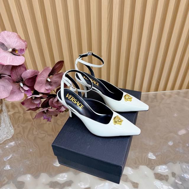 Versace Gianni Ribbon Medusa Bow High Heels. The front is adorned with a Medusa Versace Gianni Ribbon Medusa Bow High Heels. The front is adorned with a Medusa