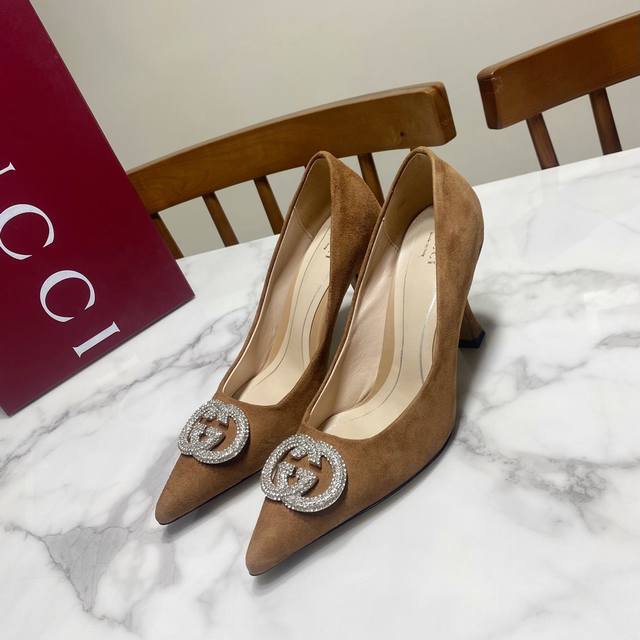 Gucci's latest double-diamond buckle pointed-toe high heels, exuding gentle eleg Gucci's latest double-diamond buckle pointed-toe high heels, exuding gentle eleg