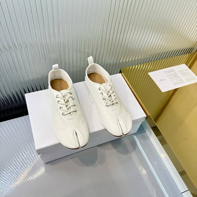 Factory Price: Margiela 2026 Spring Collection Sheepskin Split-Toe Shoes | Black Factory Price: Margiela 2026 Spring Collection Sheepskin Split-Toe Shoes | Black