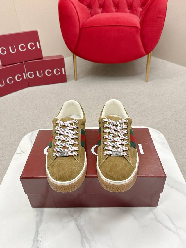 Gucci's latest Ace series casual sneakers, a celebrity favorite, featuring class Gucci's latest Ace series casual sneakers, a celebrity favorite, featuring class