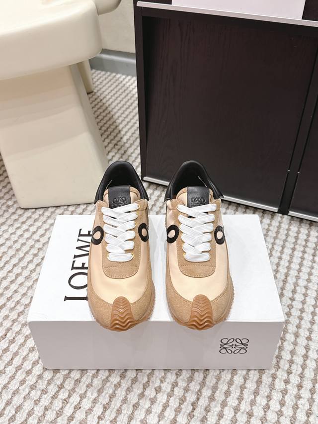 High-quality Loewe Flow Runner classic couple's height-increasing casual shoes. High-quality Loewe Flow Runner classic couple's height-increasing casual shoes.