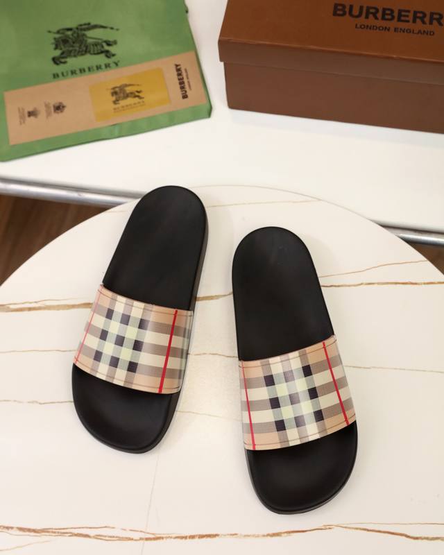 码数35-45 Burberry 巴宝莉拖鞋 纯原 夏季新款经典格纹拖鞋vintage 复古格纹拖鞋 流线型鞋垫缔造舒适穿着体验 侧面饰有 Burberry 立