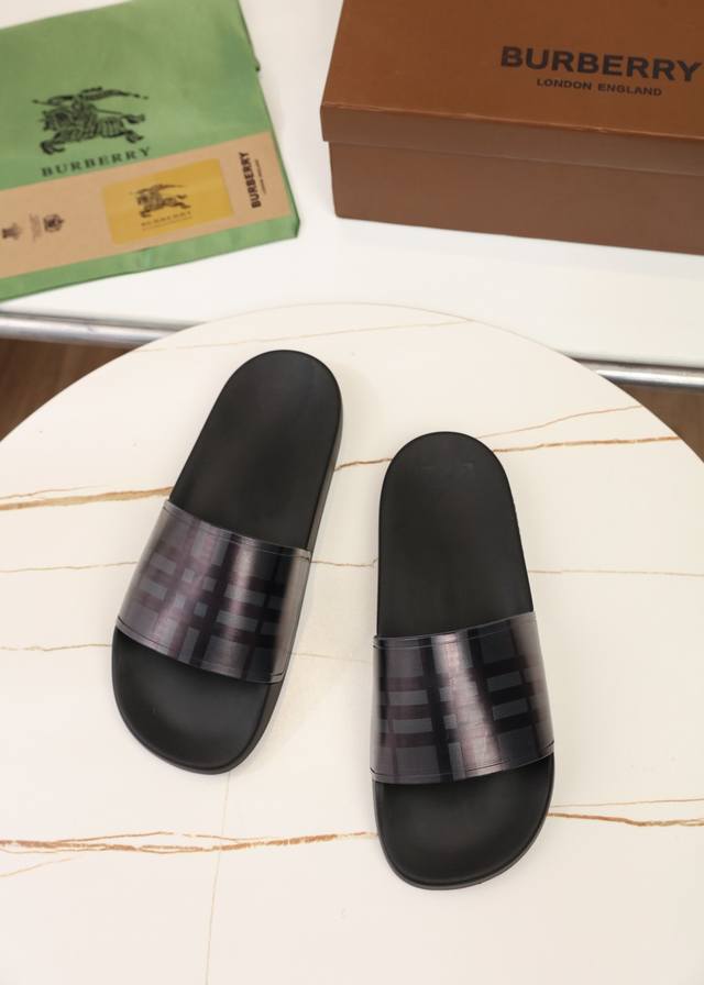 码数35-45 Burberry 巴宝莉拖鞋 纯原 夏季新款经典格纹拖鞋vintage 复古格纹拖鞋 流线型鞋垫缔造舒适穿着体验 侧面饰有 Burberry 立