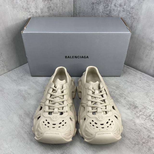 新款上架 Balenciaga 巴黎世家凉鞋 超软运动洞洞拖鞋 炎夏必备 是通过一体成型磨具，热压，精密组合等细节 展示了设计师 Demna 的运动鞋风格 用一