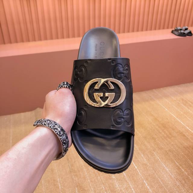 G家 Size:38-45 Gucc 古奇 原单品质 2024男士夏季拖鞋，高端精品，鞋面小牛皮压花，版型宽松舒适，推荐入手，内衬头层小牛皮，双层组合大底！